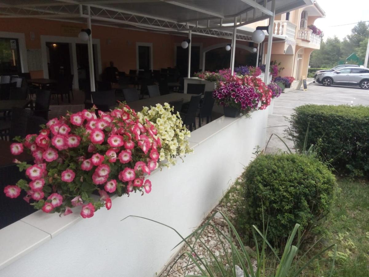 Hotel Pansion Restoran Marin Posedarje Exterior foto
