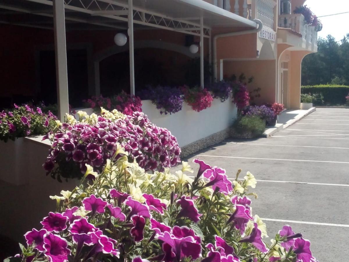 Hotel Pansion Restoran Marin Posedarje Exterior foto